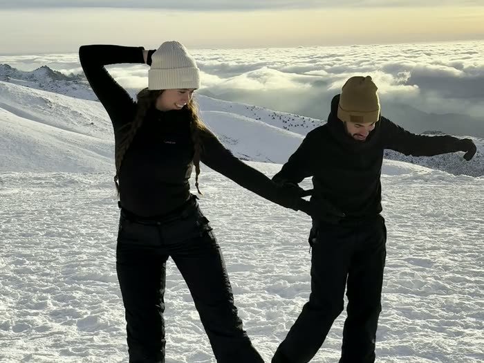 Dos bailando en la nieve de la cima