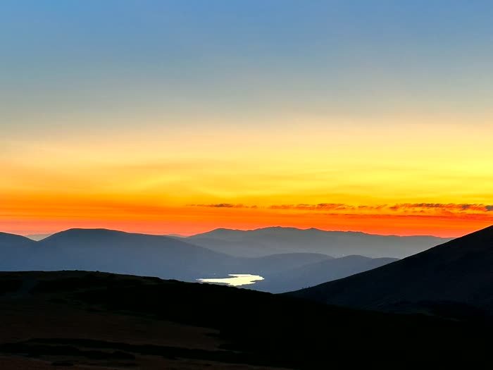 El cielo naranja sobre las montañas