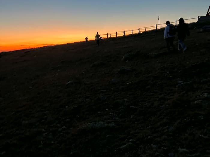 Siluetas por el camino con el cielo encendido