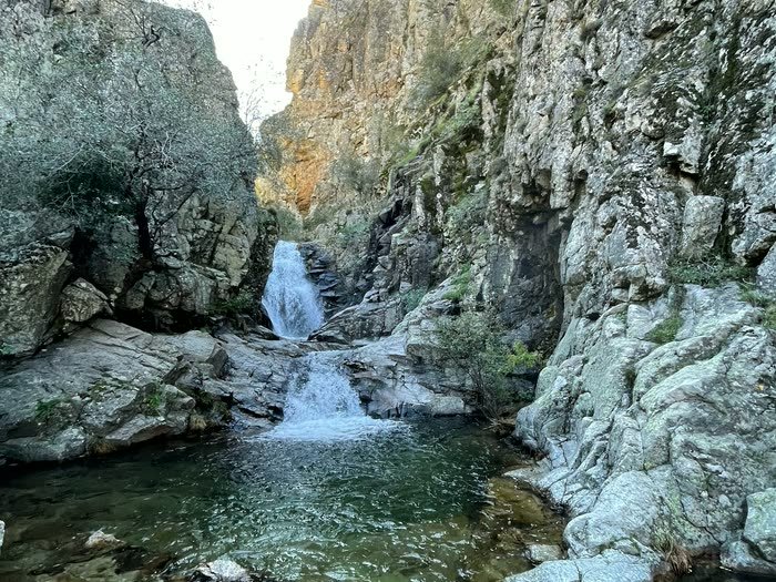 La cascada cayendo en la garganta de piedra