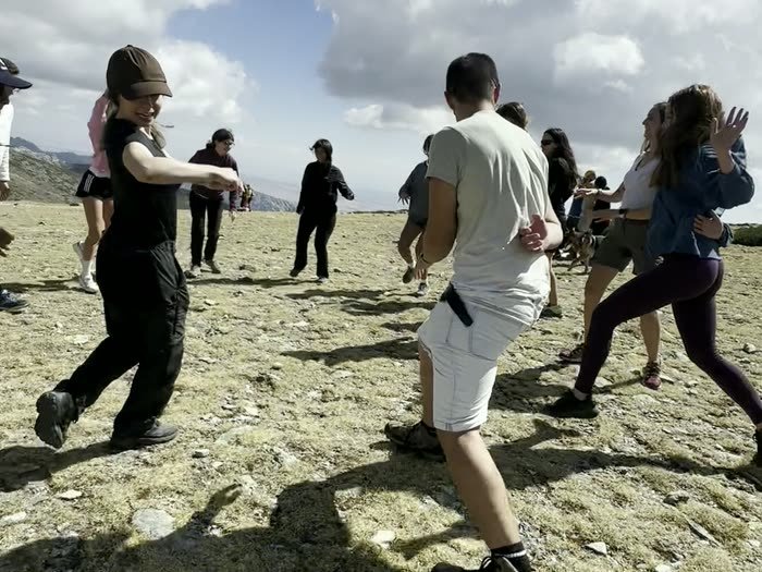 Juegos en la cima: gente corriendo entre risas