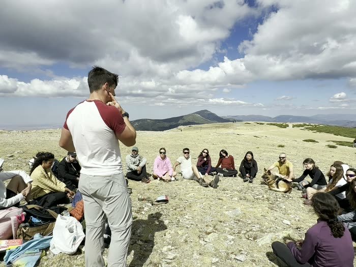 El grupo sentado en corro en la cima