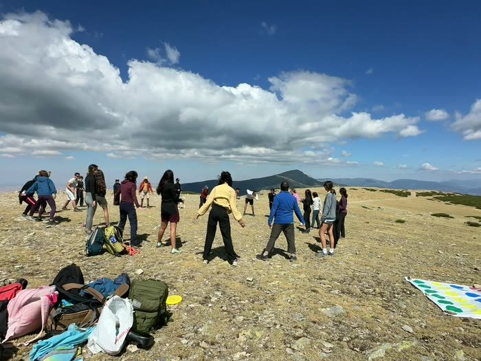 El grupo jugando en la explanada de la cima