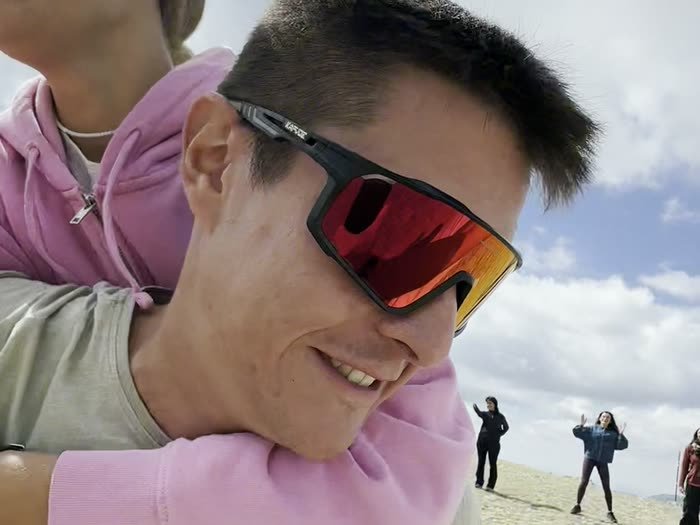 Un selfi con gafas de sol y un abrazo por la espalda