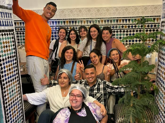 El grupo entero en el patio de un riad