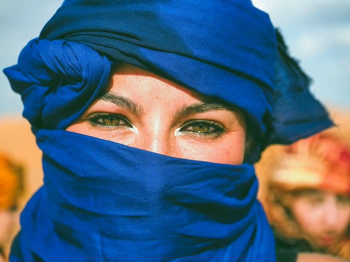 Una mirada asomando entre un turbante azul