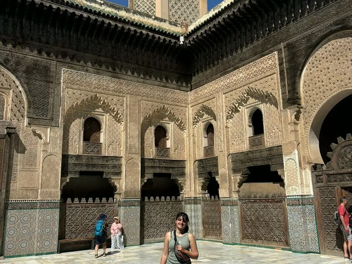 El patio de una madrasa, con su minarete al fondo