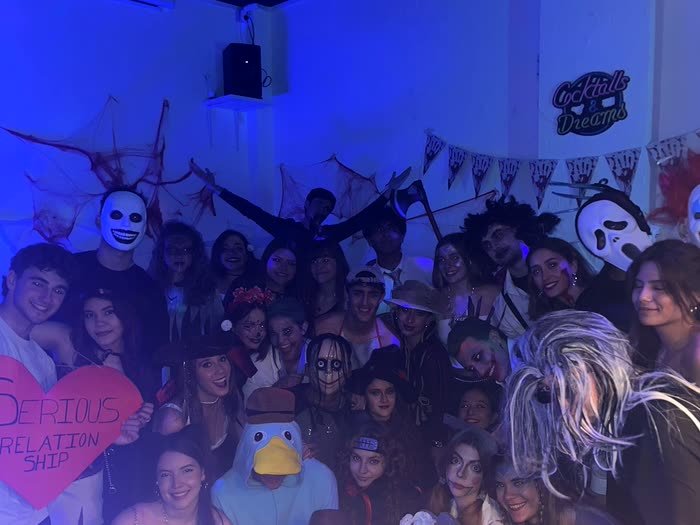 La sala llena de gente disfrazada