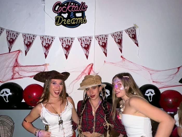 Tres chicas disfrazadas de piratas en el photocall