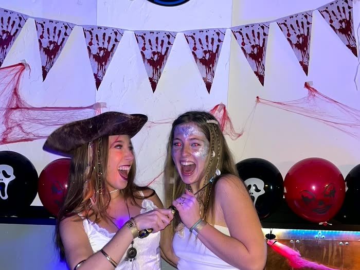 Dos piratas riéndose en el photocall