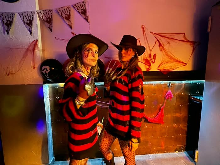 Dos disfrazadas de Freddy Krueger en la fiesta