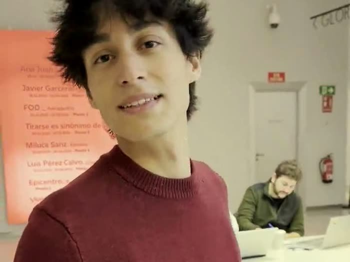 El que lleva el taller, sonriendo a cámara en la sala