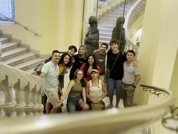El grupo del taller posando en una escalera de mármol
