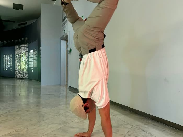 Alguien haciendo el pino contra la pared para que le dibujen