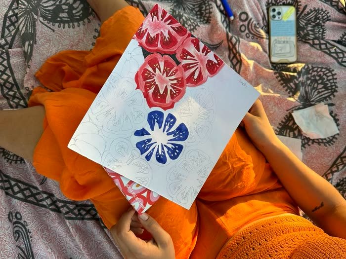 Una flor pintada con acuarela, enseñada a cámara