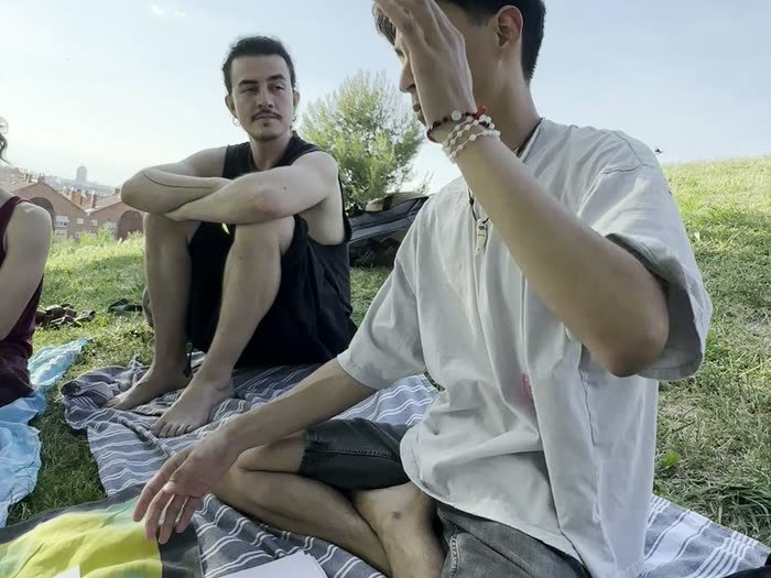 Dos charlando sentados en la manta del parque