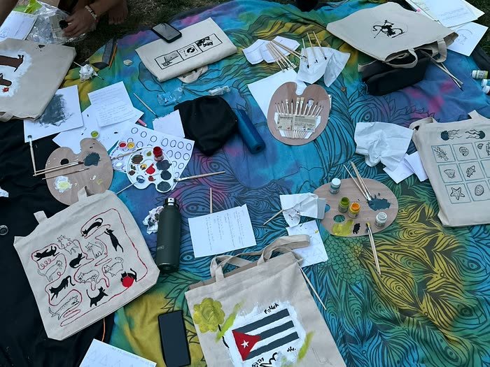 Bolsas de tela pintadas y acuarelas sobre la manta
