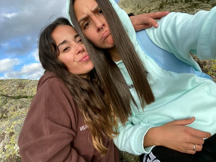 Dos amigas abrazadas haciéndose un selfi