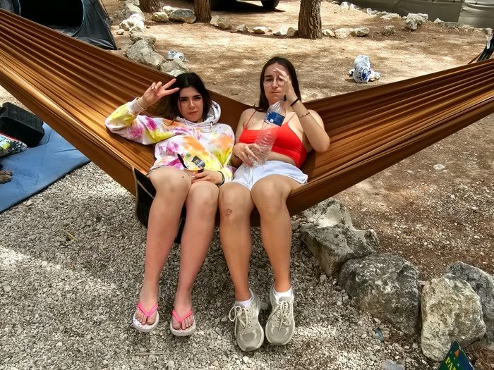 Dos amigas sentadas en una hamaca