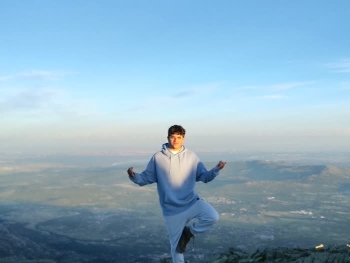 Alguien con los brazos en alto en la cumbre