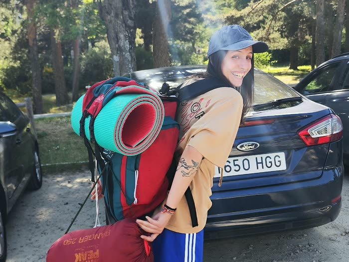 Una chica con la mochila a punto de salir
