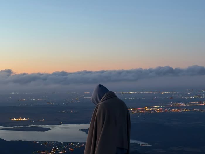 Amanecer sobre un mar de nubes desde la cima