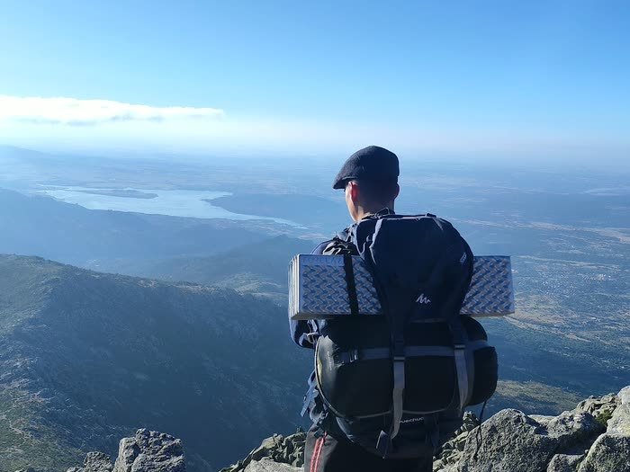 Con la mochila a la espalda, mirando el valle desde las rocas