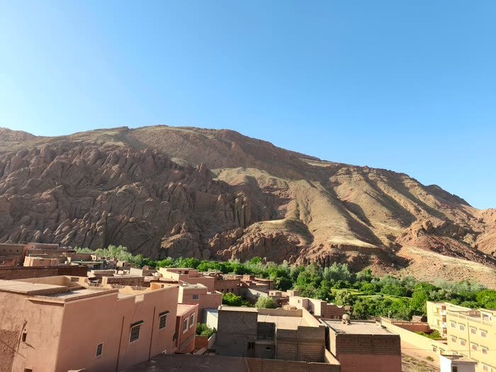 Una kasba entre montañas rojizas