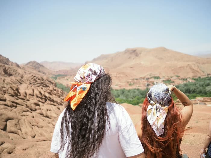 Dos con pañuelo mirando el valle del oasis