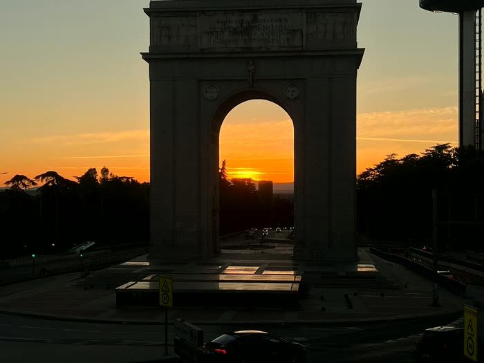 El Arco de la Victoria a contraluz, con el sol dentro