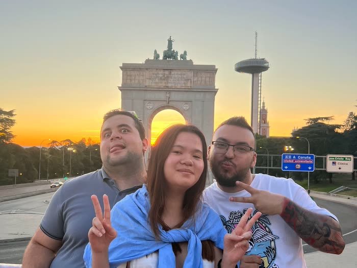 Cuatro amigos sentados con el Arco detrás