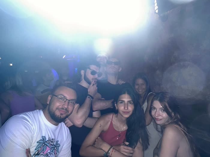 Un selfi de noche, todos riéndose