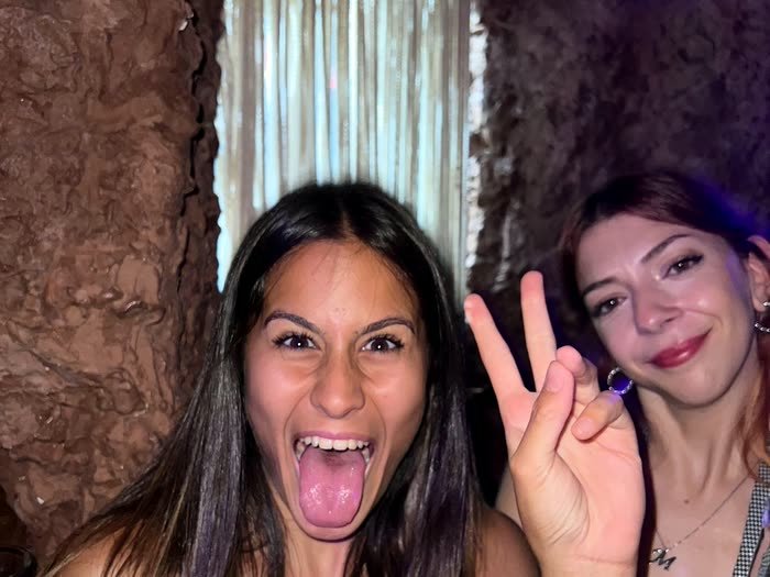 Dos amigas haciendo el tonto de noche