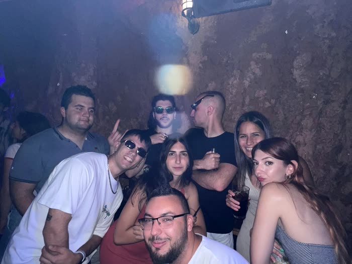 El grupo apretado en la pista