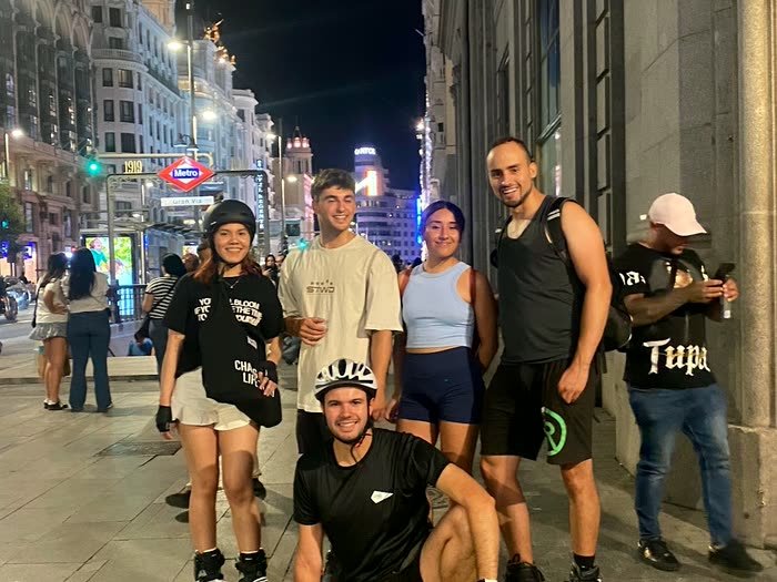 Patinadores de noche en el centro de Madrid