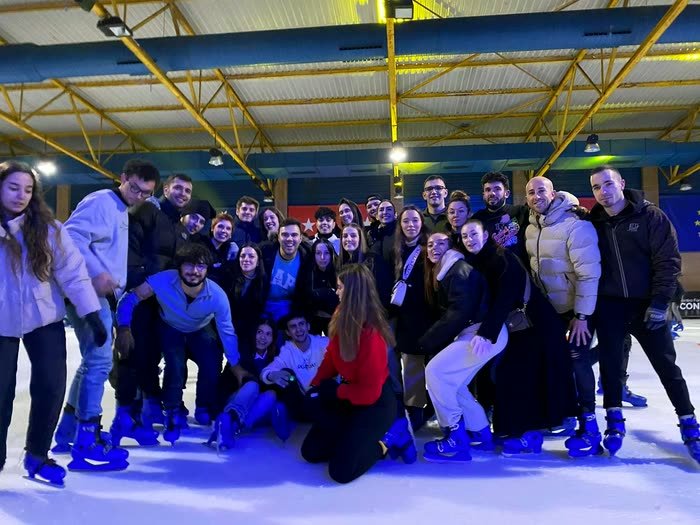 Un grupo grande en la pista de hielo