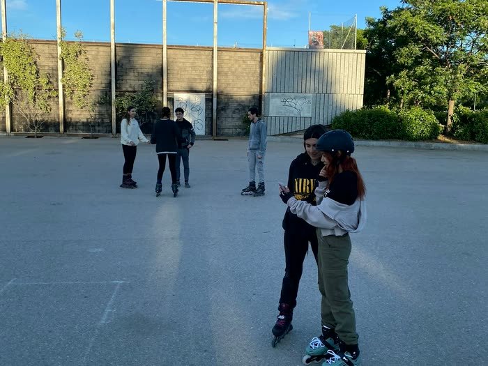 Dos patinadores abrazados en una pista al aire libre