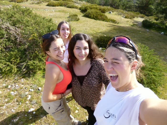 Tres amigas riéndose en un selfi