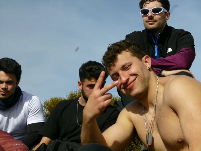 Un selfi de dos amigos en la cima