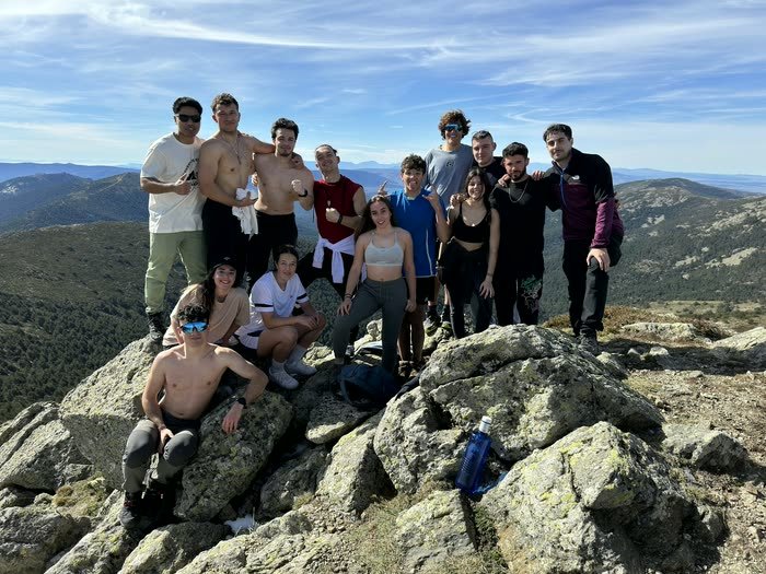 El grupo en las rocas de la cima