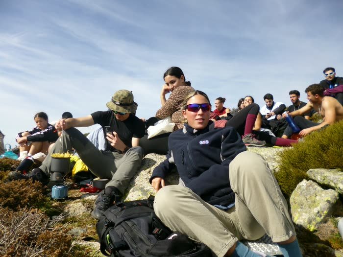 El grupo descansando en las rocas