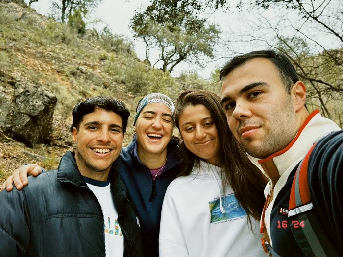 Un selfi de cuatro amigos en la ruta