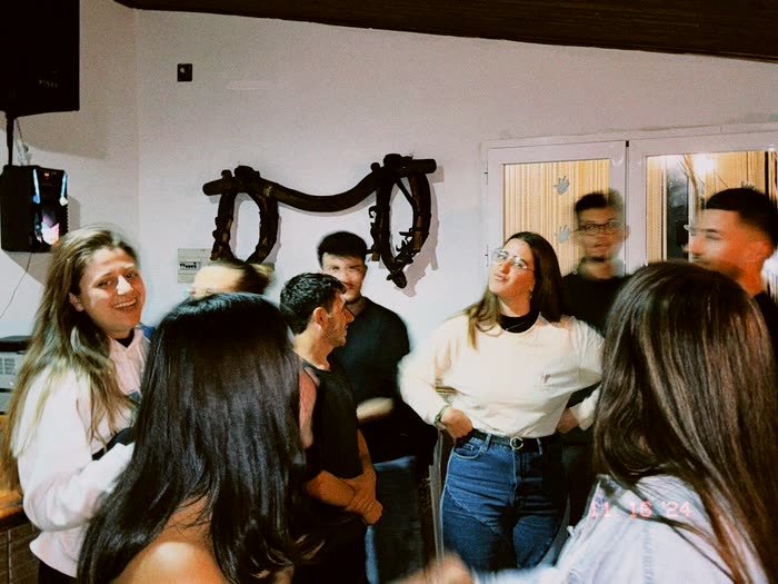 El grupo charlando en la casa