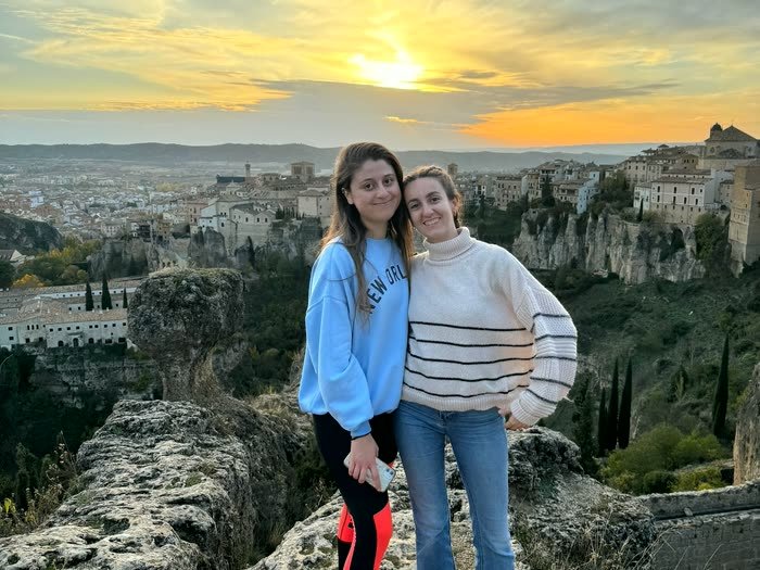 Dos amigas en un mirador sobre el pueblo