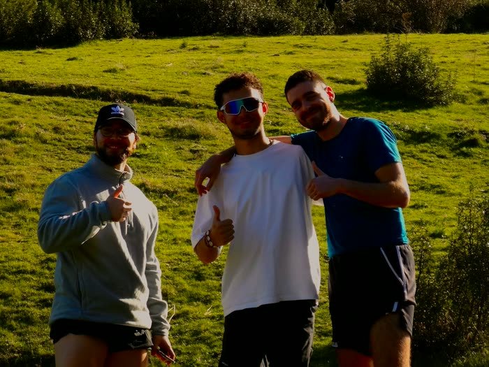 Tres amigos posando en una pradera