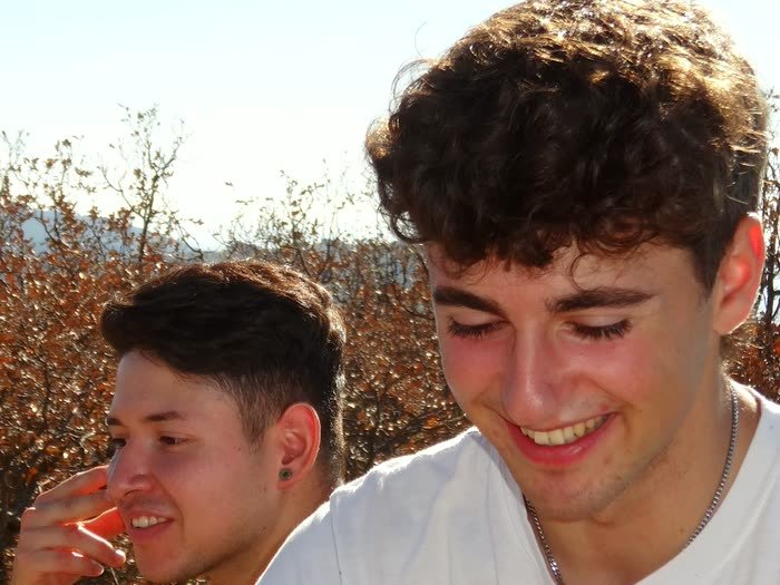 Dos amigos riéndose en la ruta