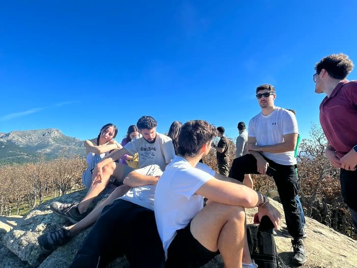 El grupo sentado en las rocas al sol