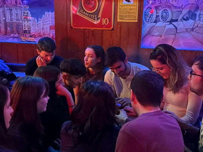 Un grupo alrededor de una mesa en un bar rockero