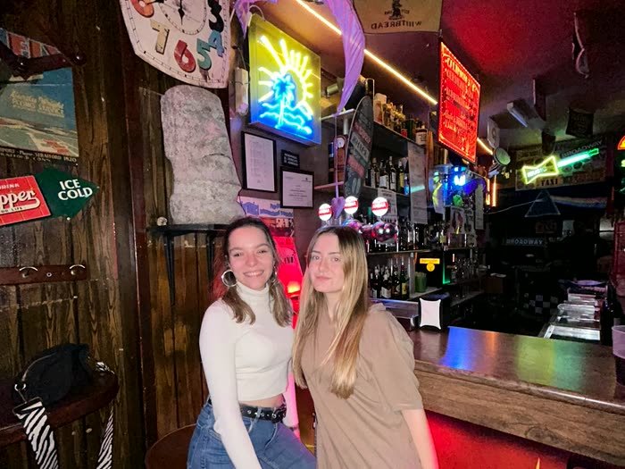 Dos amigas en la barra de un bar