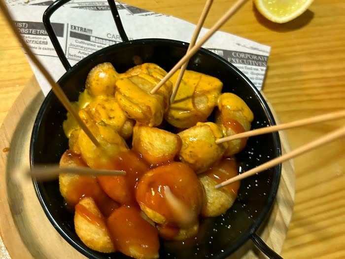 Unas bravas con palillos y limón